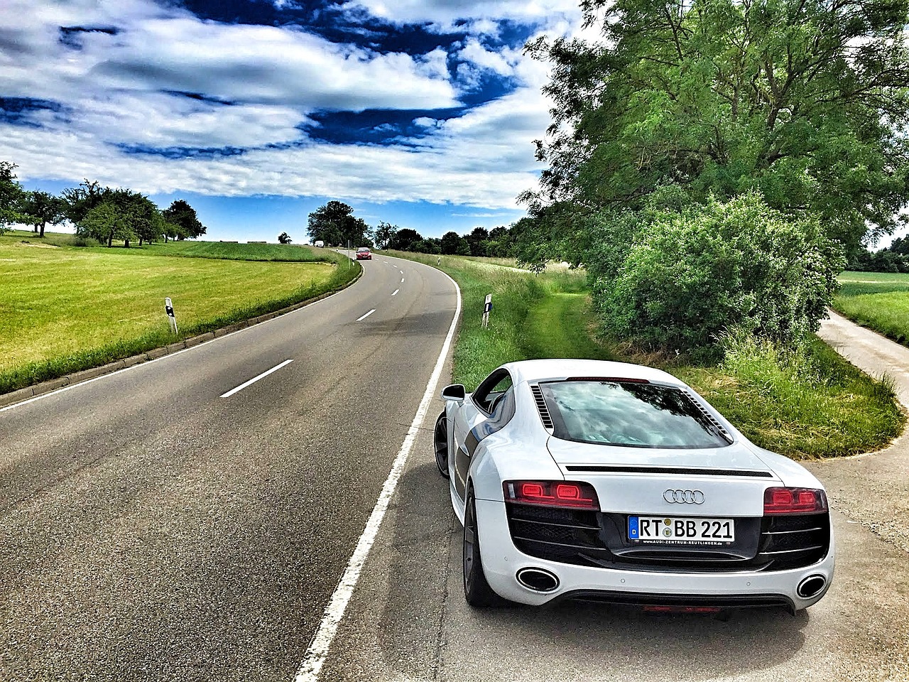 BMW i8 Wynajem: Luksus i Ekologia w Wypożyczalniach Samochodów