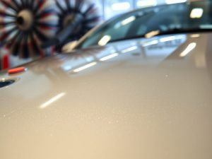 Czy myjnia automatyczna niszczy lakier? Szczotki, chemia i suszenie – co może zostawiać ślady