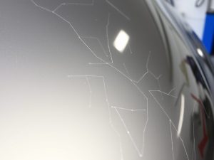 Głębokie rysy na lakierze: jak rozpoznać i co robić, gdy polerowanie nie wystarcza