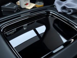 Jak dbać o piano black w samochodzie: czyszczenie, polerowanie i ochrona przed rysami